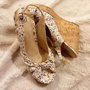 EUC Adorable D Heart Floral Wedges